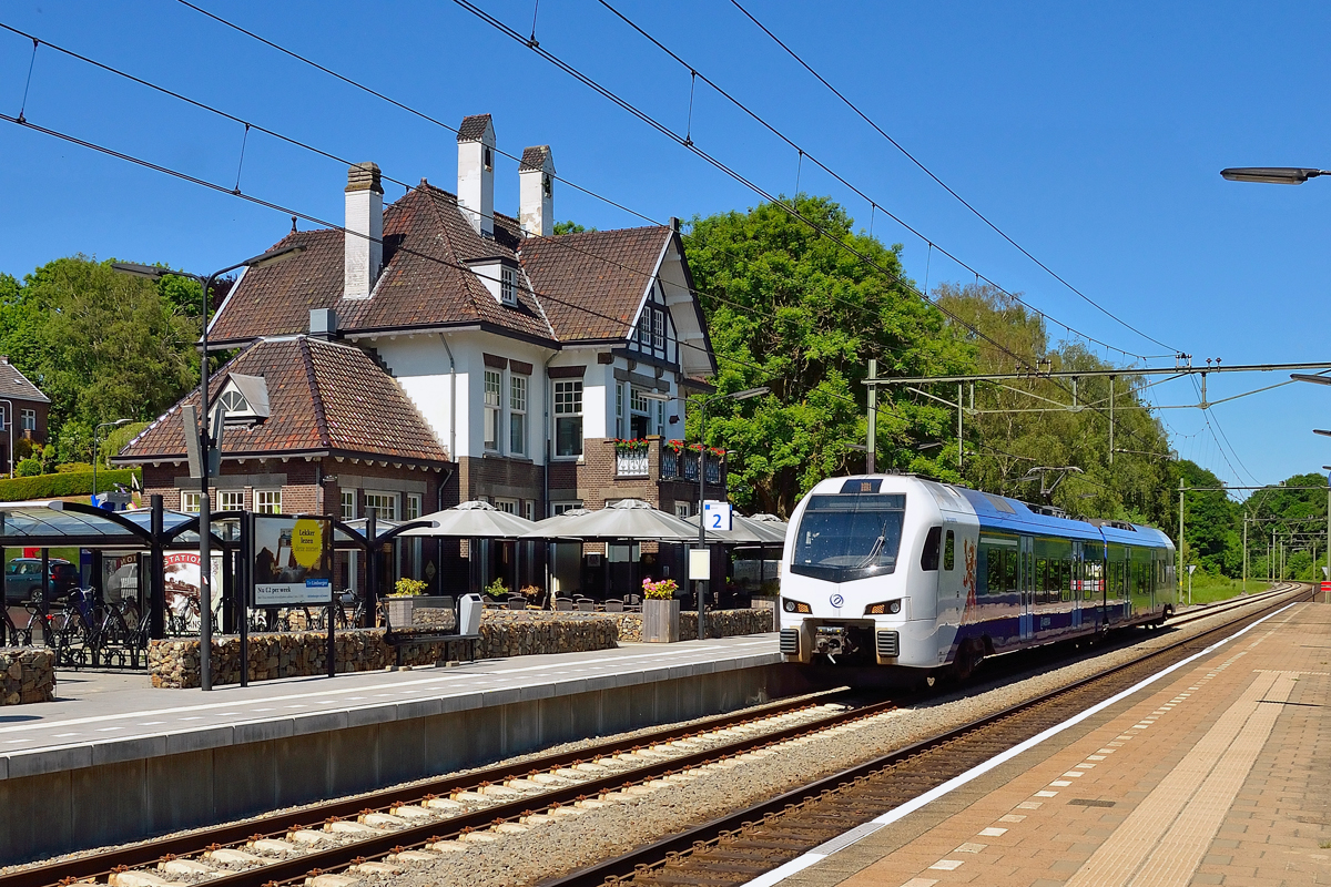 Trein van Arriva bij station Klimmen Ransdaal op een zonnige zomerse dag.